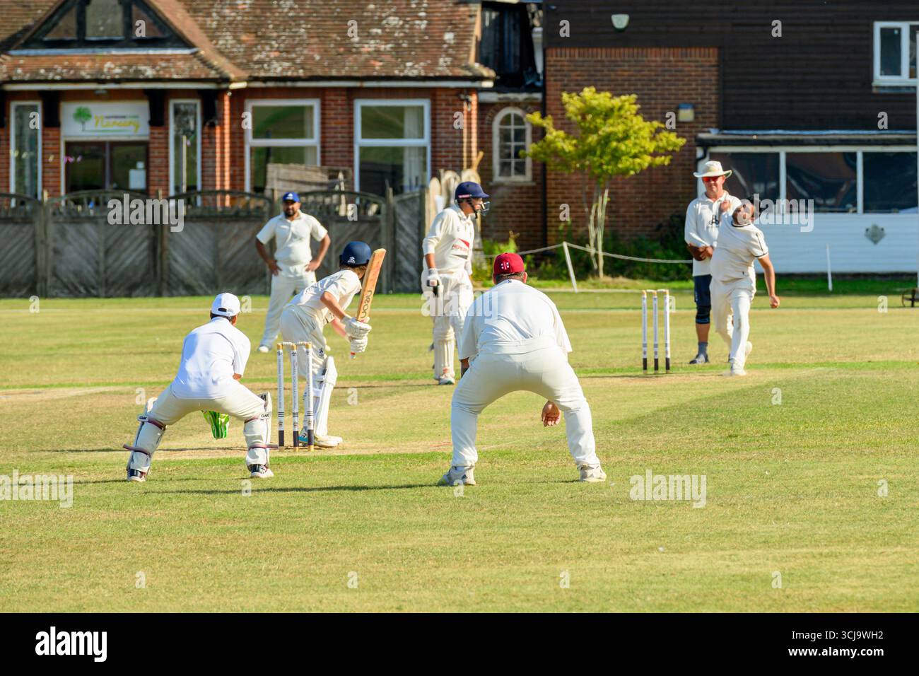 Ein Amateur-Cricket-Spiel an einem sonnigen Tag, Eastbourne, East Sussex, England Stockfoto