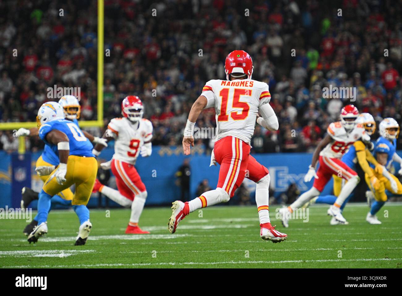 Sao Paulo, Brasilien. September 2025. SAO PAULO, BRASILIEN – 5. SEPTEMBER: Der Quarterback der Kansas City Chiefs Patrick Mahomes #15 spielt den Ball während der zweiten Hälfte eines NFL-Spiels zwischen Los Angeles Chargers und Kansas City Chiefs in der Corinthians Arena am 5. September 2025 in Sao Paulo, Brasilien. (Foto: Leandro Bernardes/PxImages) Credit: PX Images/Alamy Live News Stockfoto