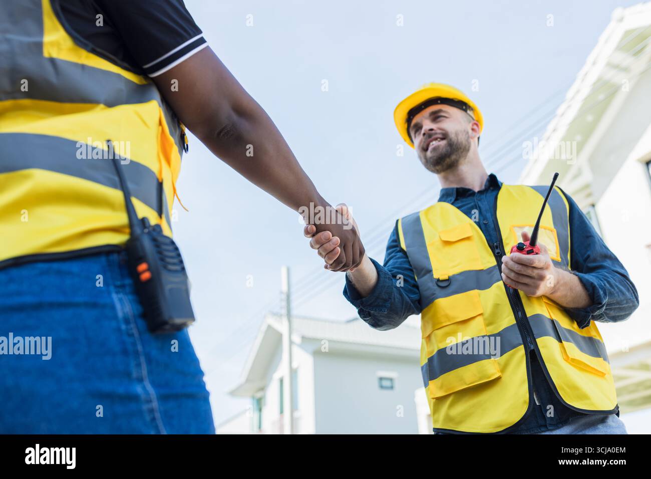 Das Team des Bauarbeiters schüttelt die Hand, die Begrüßung durch Ingenieure starten neues Projekt, der Geschäftsvertrag auf der Baustelle, die Partnerschaft und der Vertrag mit Auftragnehmern h Stockfoto