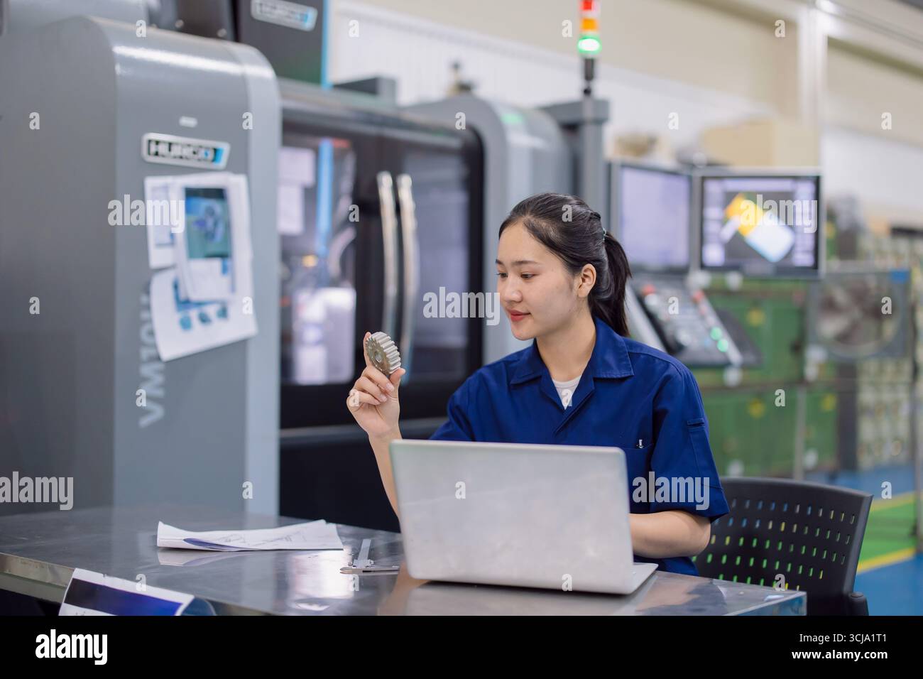 Junger Techniker Ingenieur Metallteil-Designer Arbeiter mit CNC-Drehmetallmaschine in der modernen Stahlindustrie Fabrik Stockfoto