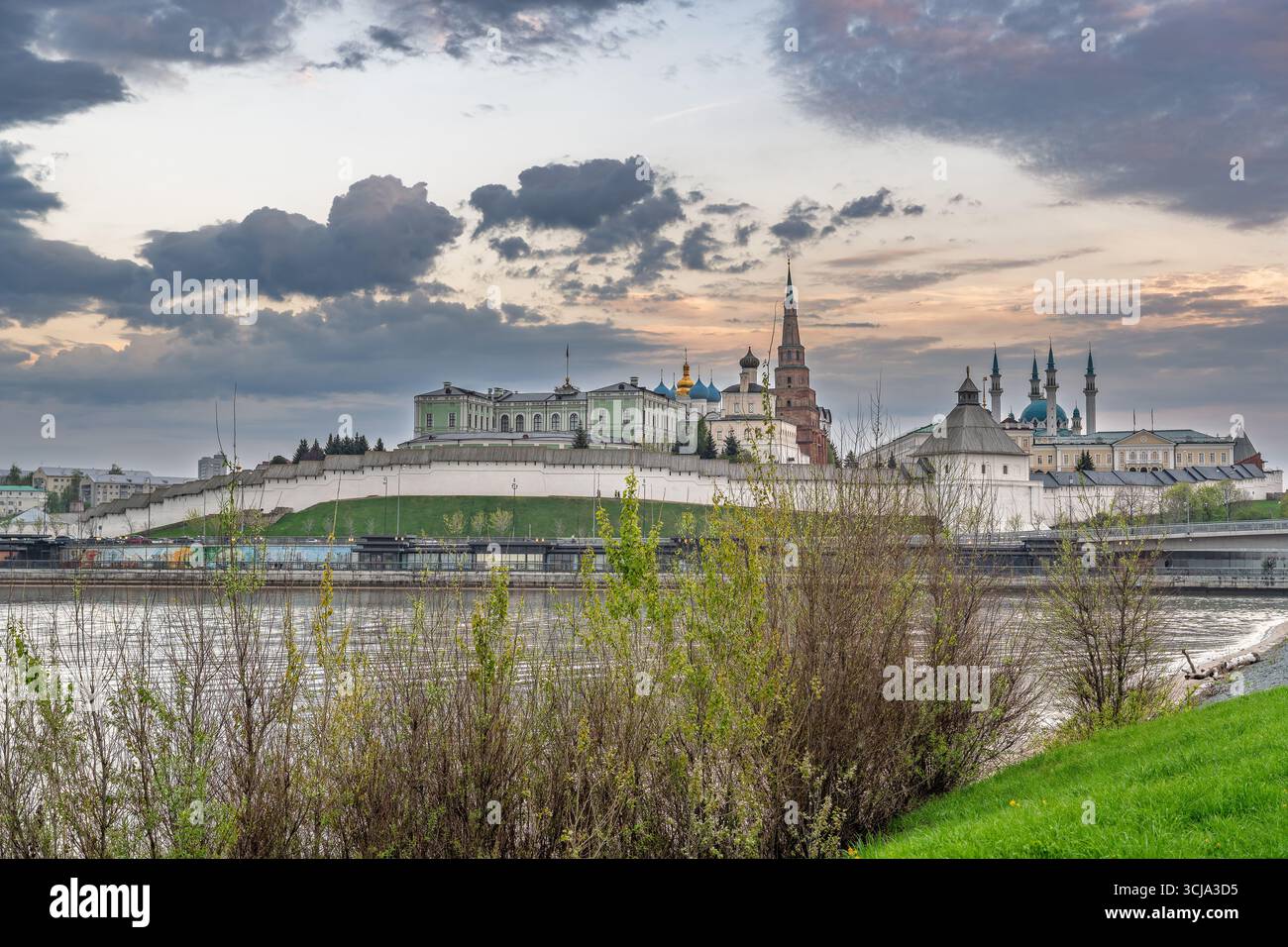 Stadtbild des Ufers der Stadt Kasan und des Kasaner Kremls. Russland. Panorama der weißen Festung unter blauem Himmel. Historische Architektur von Stockfoto