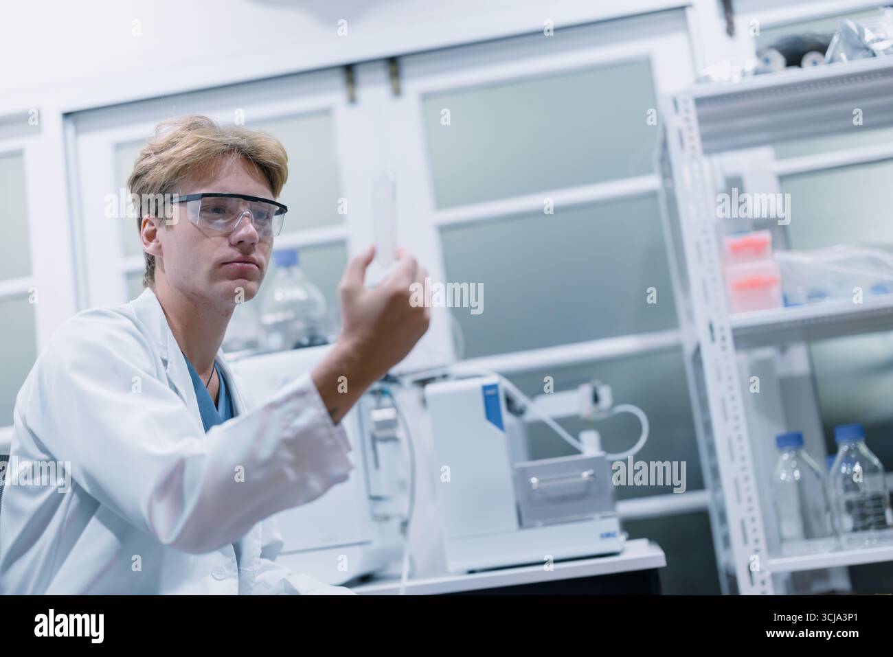 Wissenschaftler, die im Wissenschaftslabor arbeiten. Medizinische Labormitarbeiter, pharmazeutische Medizin Forschungslabor. Stockfoto