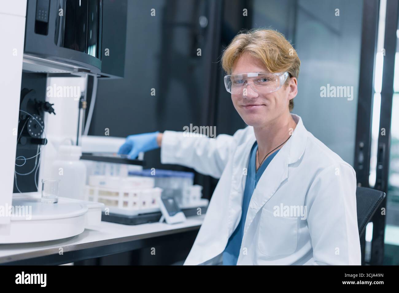 Wissenschaftler, die im Wissenschaftslabor arbeiten. Medizinische Labormitarbeiter, pharmazeutische Medizin Forschungslabor. Stockfoto
