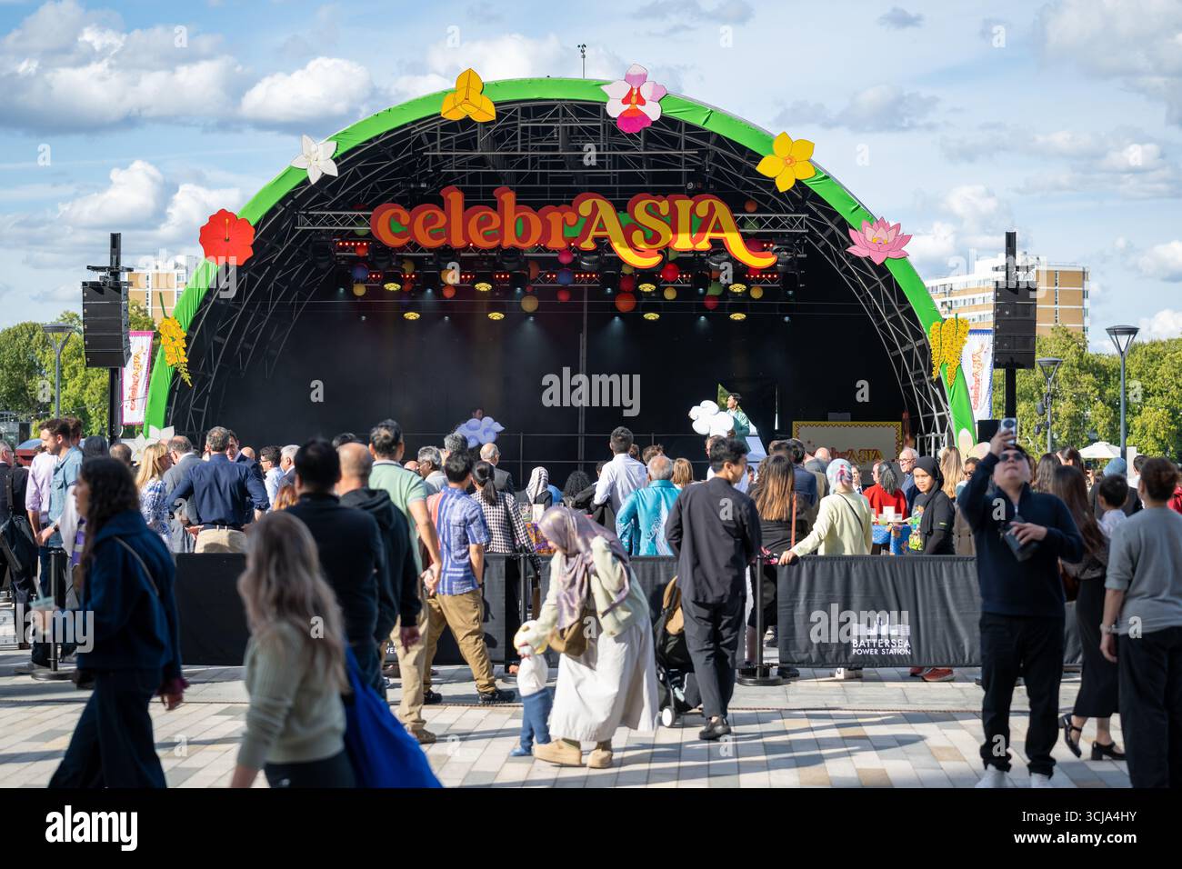 London, UK, 5. September 2025, CelebrASIA findet vom 5. Bis 7. September 2025 im Battersea Power Station statt. Ein Festival der Geschichte und des Vergnügens. Mit Live-Musik und Tanzaufführungen aus Südostasien am Wochenende sowie authentischen Street Food und Marktständen. Andrew Lalchan Photography/Alamy Live News Stockfoto