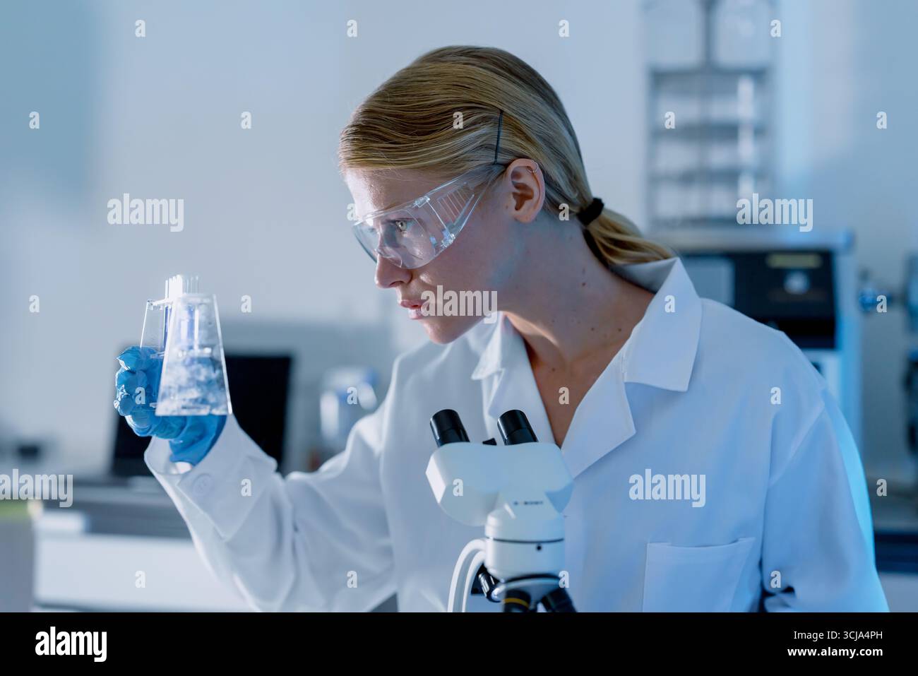 Wissenschaftler, die im Wissenschaftslabor arbeiten. Medizinische Labormitarbeiter, pharmazeutische Medizin Forschungslabor. Stockfoto