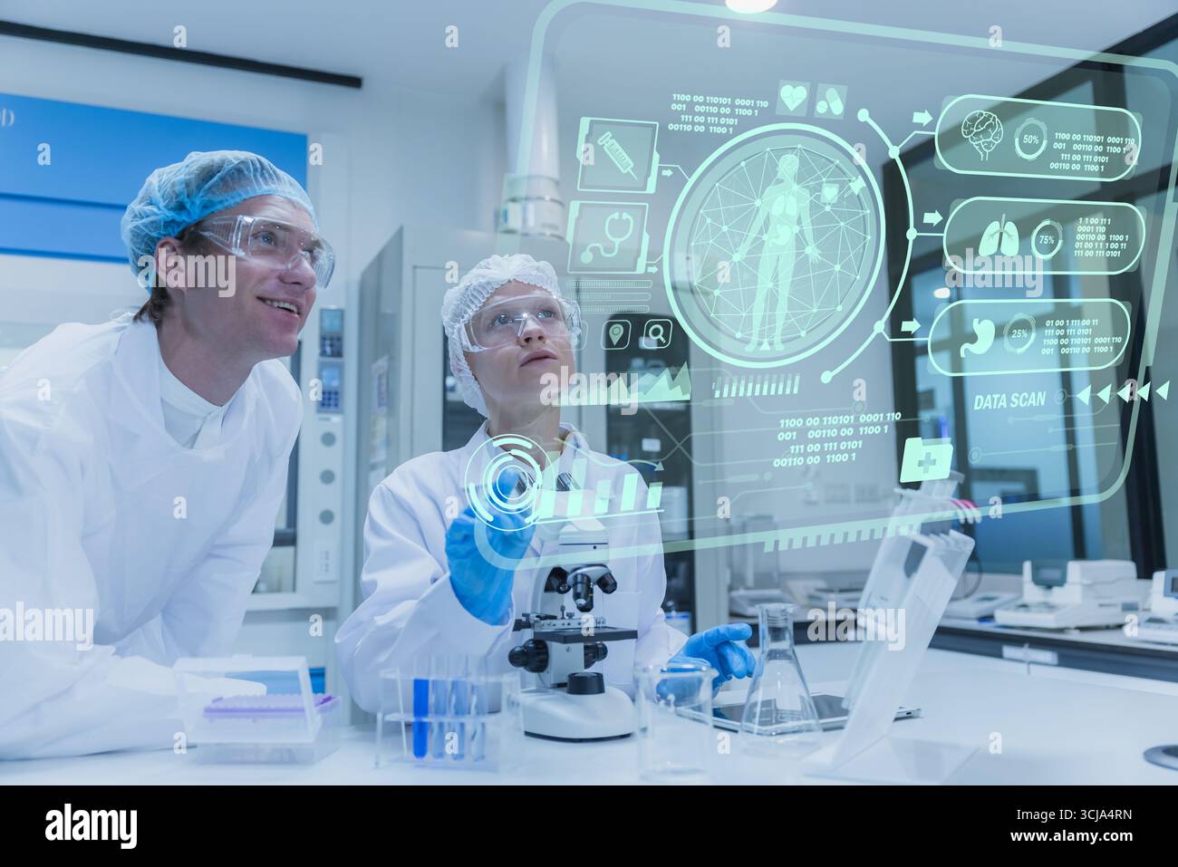 Wissenschaftler arbeiten im Wissenschaftslabor Overlay hud zeigt Drogen- und Gesundheitsinformationen visuelle Bildschirm moderne Anzeige Forschungsdetails Stockfoto