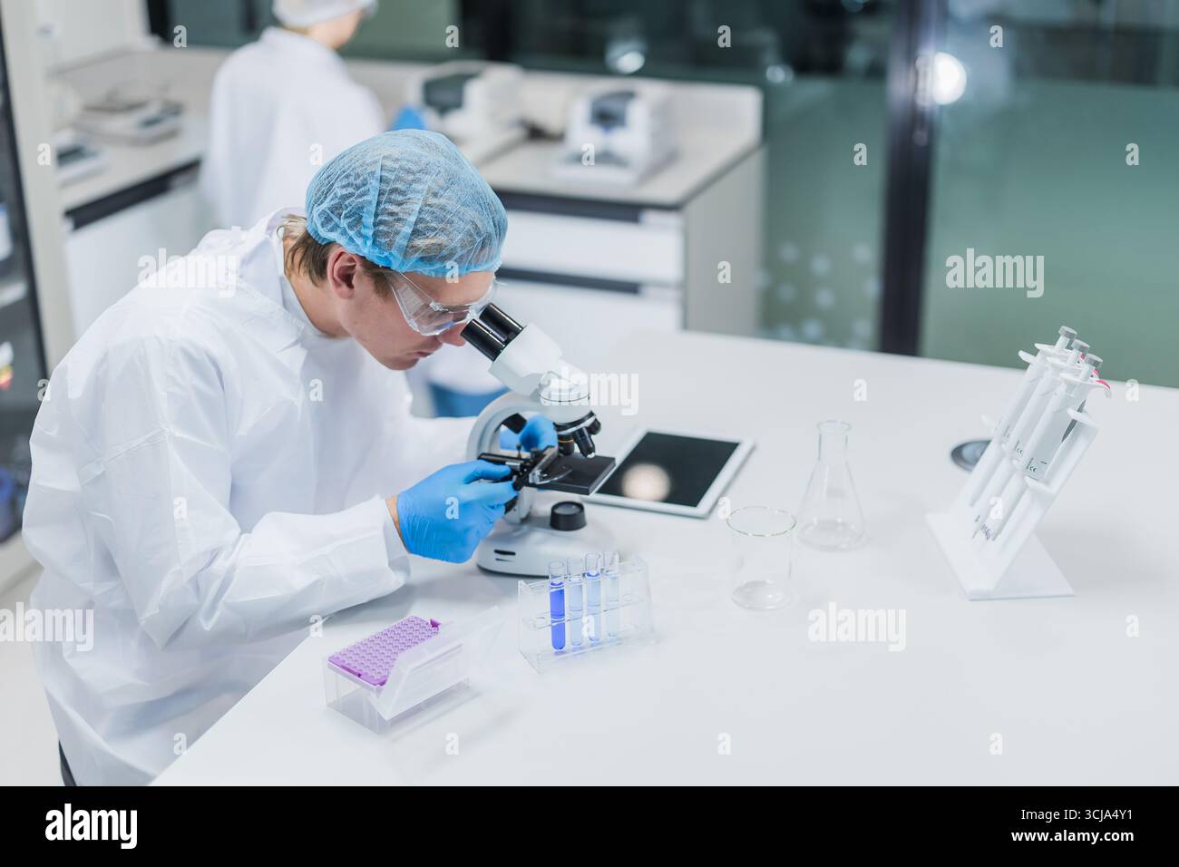 Wissenschaftler arbeiten im Wissenschaftslabor. Medizinische Testlabor Leute, pharmazeutische Medizin Forschung Laborausrüstung. Stockfoto