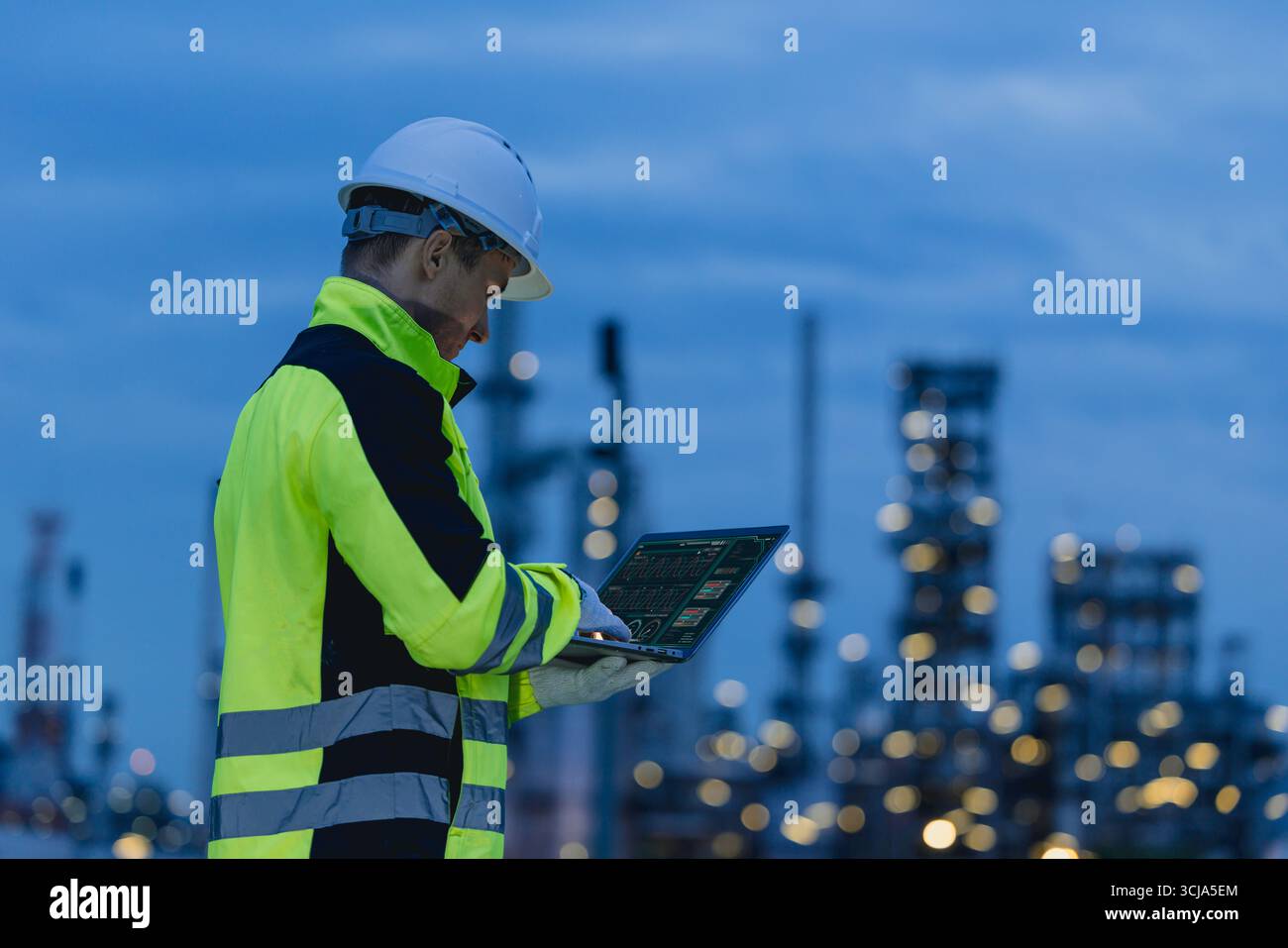 Professioneller Nachtschicht-Ingenieur Öl- und Gasraffinerieservice, männlicher Arbeiter harte Arbeit in der Erdölindustrie Werk dunkler Hintergrund. Stockfoto Professioneller Nachtschicht-Ingenieur Öl- und Gasraffinerieservice, männlicher Arbeiter harte Arbeit in der Erdölindustrie Werk dunkler Hintergrund. Stockfoto