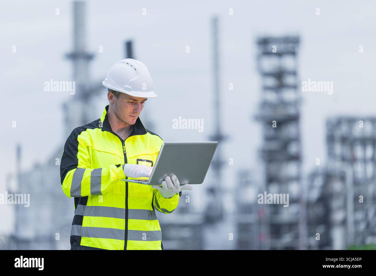Professioneller Raffinerieingenieur, der in der Entwicklung von Erdölwerken, Erdöl- und Erdgas-fossilen Energien tätig ist. Stockfoto
