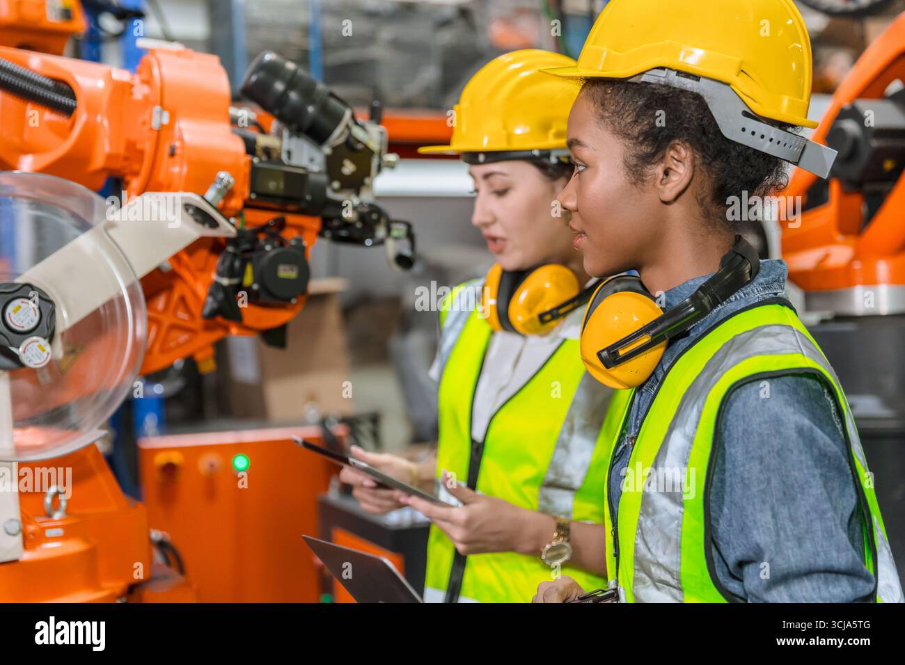Roboteringenieurausbildung, Techniker arbeiten in der modernen Fabrik industrielle Roboter Schweißarm Maschinenbediener Stockfoto