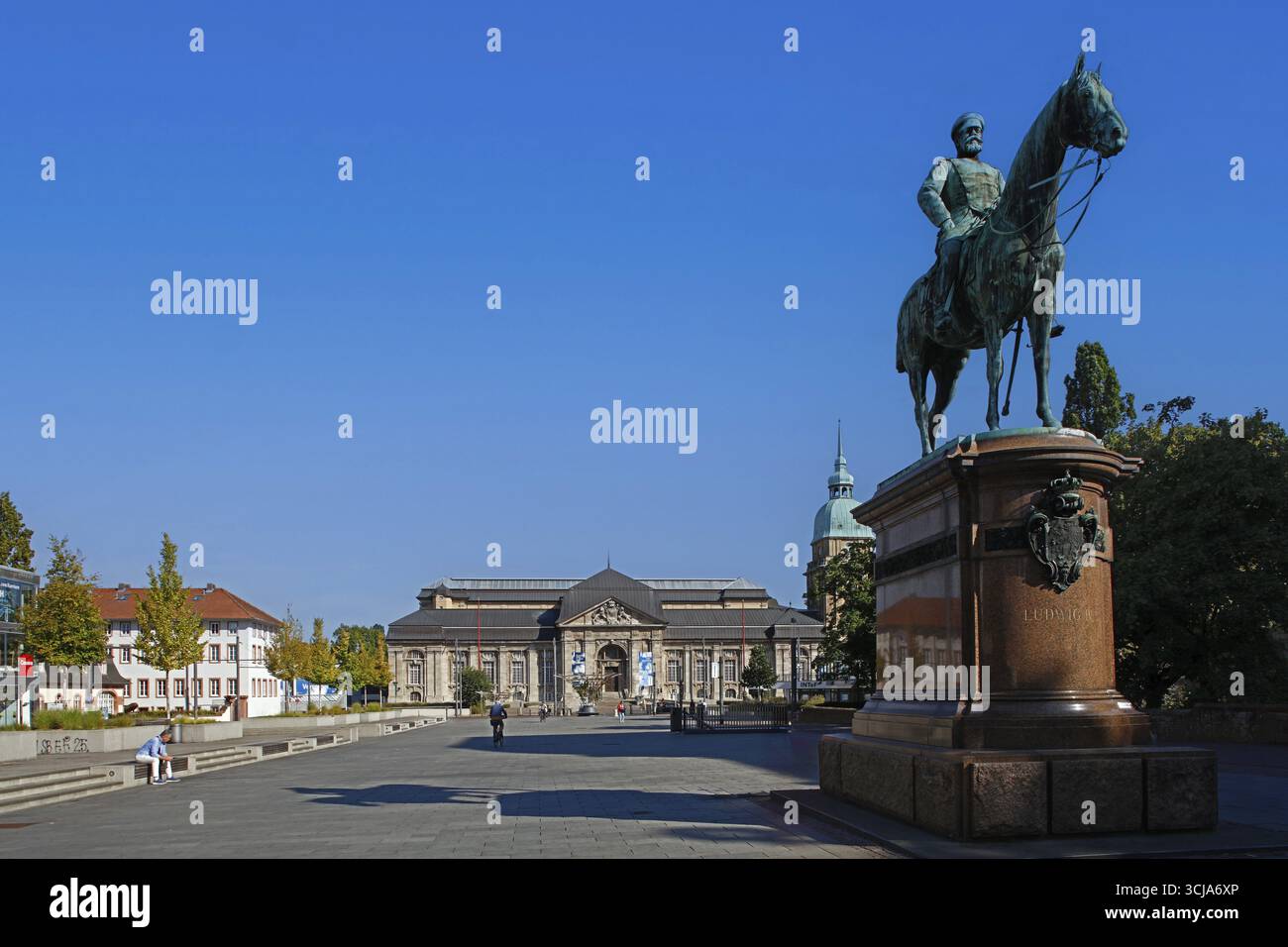Friedensplatz mit der Reiterstatue des Großherzogs Ludwig IV., geschaffen 1898 von Fritz Schaper, Darmstadt, Hessen Stockfoto