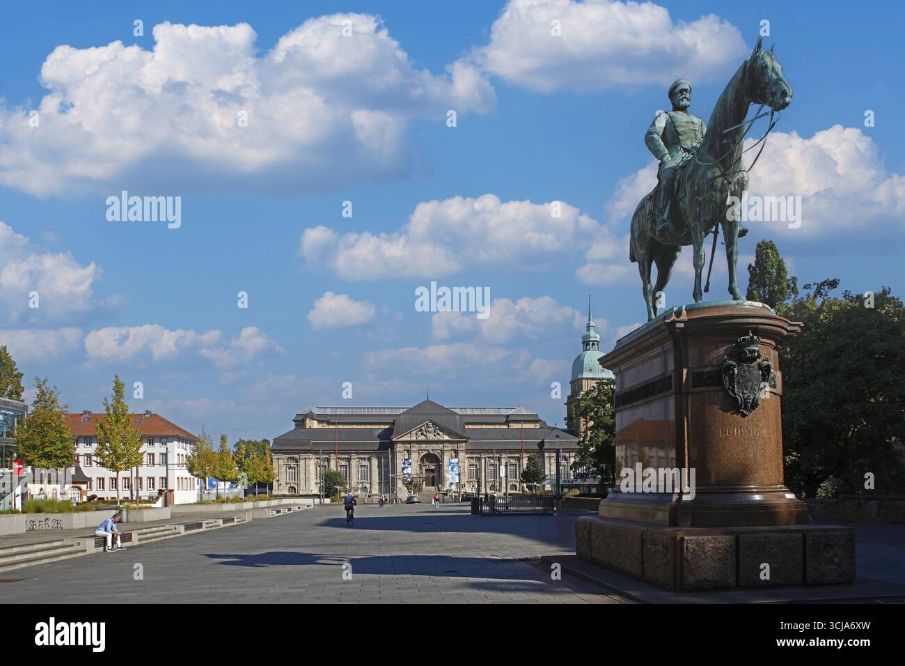 Friedensplatz mit der Reiterstatue des Großherzogs Ludwig IV., geschaffen 1898 von Fritz Schaper, Darmstadt, Hessen Stockfoto