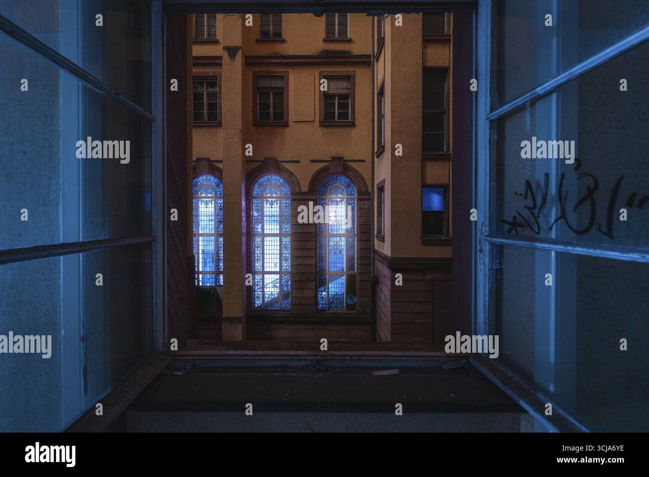 Die Ansicht des verlorenen Ortes aus einem Fenster. Altes Polizeipräsidium, Stadtzentrum Frankfurt am Main, Deutschland Stockfoto Die Ansicht des verlorenen Ortes aus einem Fenster. Altes Polizeipräsidium, Stadtzentrum Frankfurt am Main, Deutschland Stockfoto