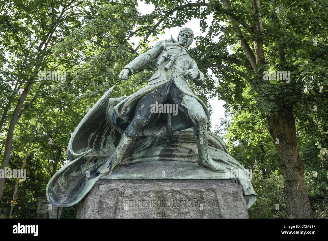 Luftschiffdenkmal, Pilot nach der Landung mit einem Fallschirm im Ersten Weltkrieg, Lilienthalstraße, Neukoelln, Berlin Stockfoto