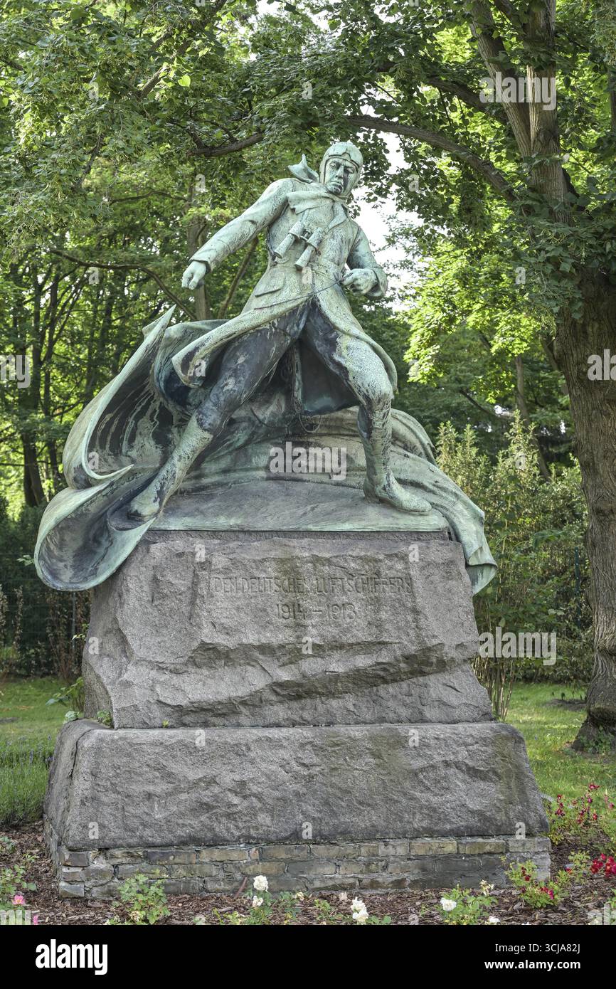 Luftschiffdenkmal, Pilot nach der Landung mit einem Fallschirm im Ersten Weltkrieg, Lilienthalstraße, Neukoelln, Berlin Stockfoto