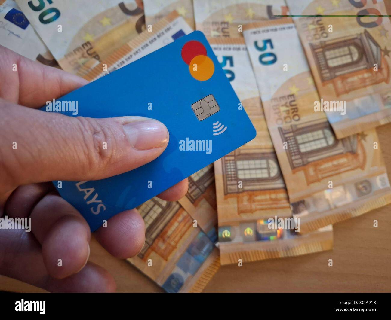 Stockbilder 07/2025 EC Karte mit Geld Hamburg Hamburg Deutschland *** Stockfotos 07 2025 EC Karte mit Geld Hamburg Deutschland Copyright: XLobeca/RalfxHomburgx Stockfoto