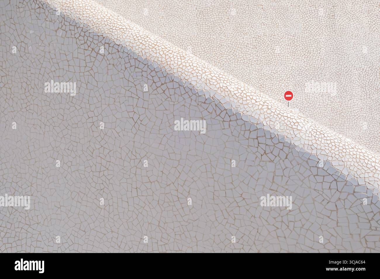 Ein auffälliges rot-weißes Schild, das an einer sauberen, weißen Wand angebracht ist. Stockfoto