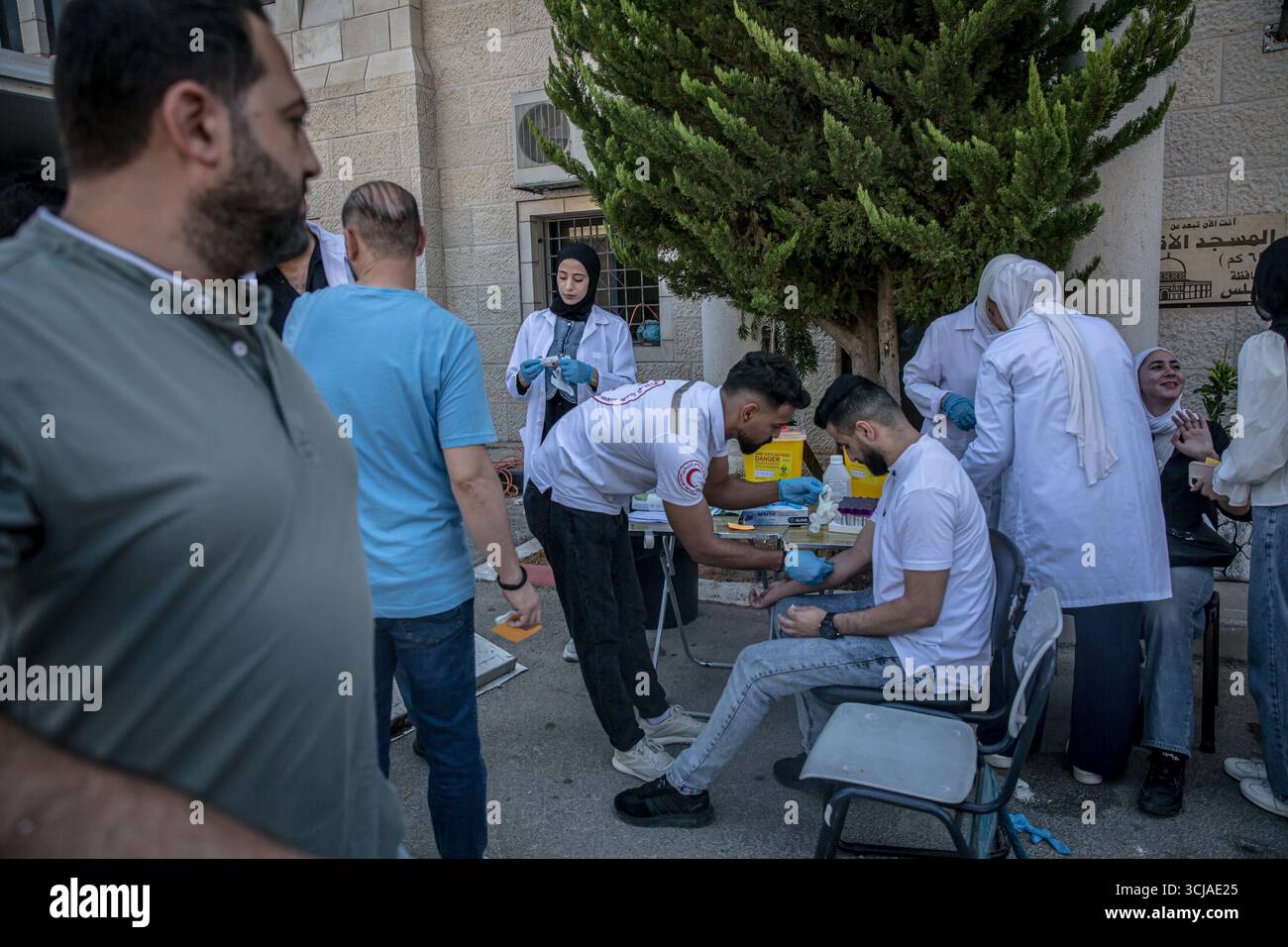 Mediziner halten eine Blutzufuhr nach Gaza vor dem Gemeindegebäude von Nablus ab. Die Stadt gilt nach internationalem Recht als illegal von Israel besetzt. Die Palästinensische Autonomiebehörde hat offiziell die Kontrolle über einige Teile des Westjordanlands, obwohl Israel regelmäßig Überfälle und Überfälle durchführt. Stockfoto