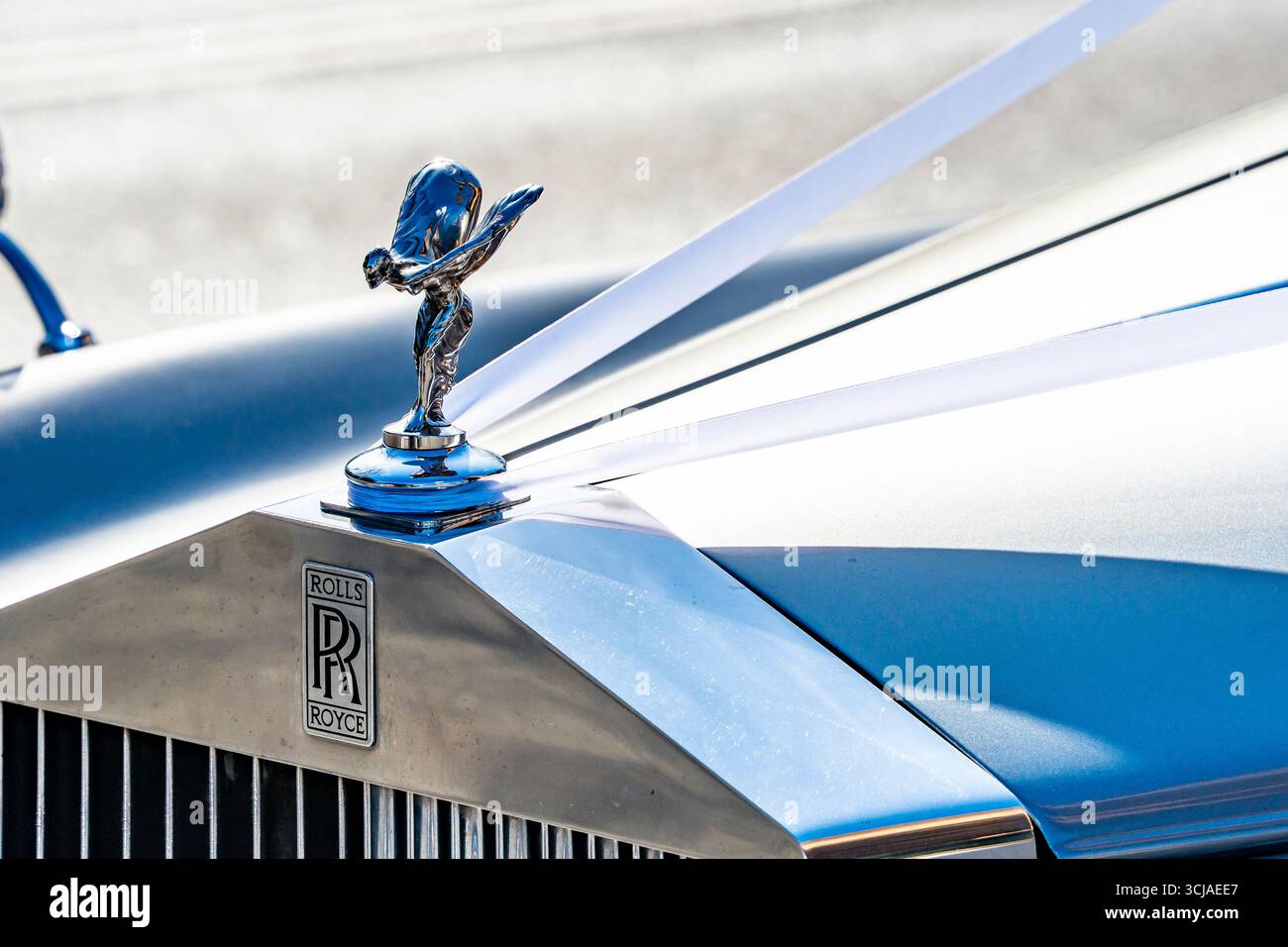 Die Silver Lady (der Geist der Ekstase) und das RR-Symbol eines Rolls Royce Hochzeitswagens mit weißem Klebeband, das ein Hochzeitsauto anzeigt Stockfoto