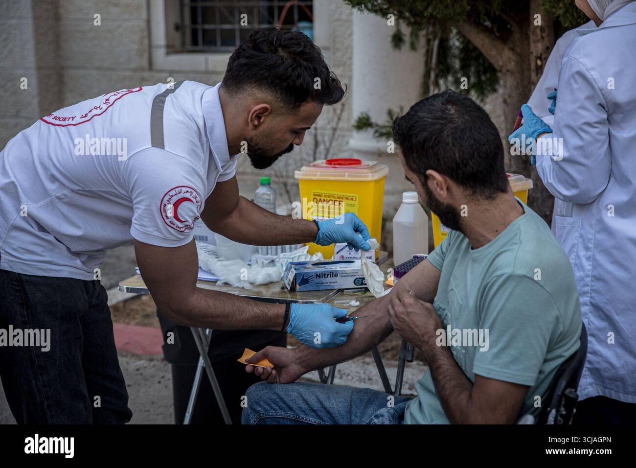 Nablus, Palästina. Juli 2025. Mediziner halten eine Blutzufuhr nach Gaza vor dem Gemeindegebäude von Nablus ab. Die Stadt gilt nach internationalem Recht als illegal von Israel besetzt. Die Palästinensische Autonomiebehörde hat offiziell die Kontrolle über einige Teile des Westjordanlands, obwohl Israel regelmäßig Überfälle und Überfälle durchführt. (Foto: Sally Hayden/SOPA Images/SIPA USA) Credit: SIPA USA/Alamy Live News Stockfoto