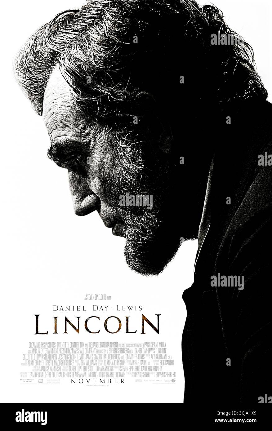 Lincoln (2012) unter der Regie von Steven Spielberg mit Daniel Day-Lewis, Sally Field und David Strathairn. Präsident Abraham Lincoln kämpft gegen die politische Opposition und persönliche Kämpfe, um den 13. Zusatzartikel zu verabschieden und die Sklaverei in den letzten Monaten des Bürgerkriegs zu beenden. Foto eines Original-Posters aus dem Jahr 2012 (USA), das NUR FÜR REDAKTIONELLE ZWECKE VERWENDET WIRD. Quelle: BFA / Touchstone Pictures Stockfoto