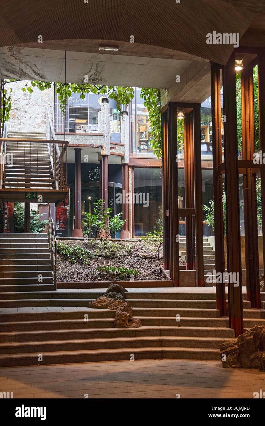 Slowenien, Ljubljana - 23. September 2022: Erleben Sie die atemberaubende Schönheit der modernen Architektur, die harmonisch mit Innenbegrünung kombiniert wird Stockfoto