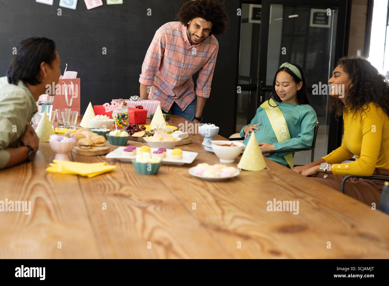 Geburtstag im Büro feiern, Kollegen teilen Kuchen und lachen mit Dekorationen Stockfoto