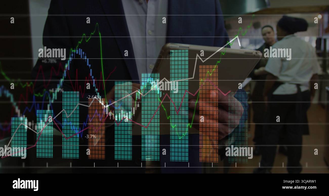 Executive-Mitarbeiter mit Bar- und Liniendiagrammen auf Tablett in der Restaurantküche, Stahltheken Stockfoto