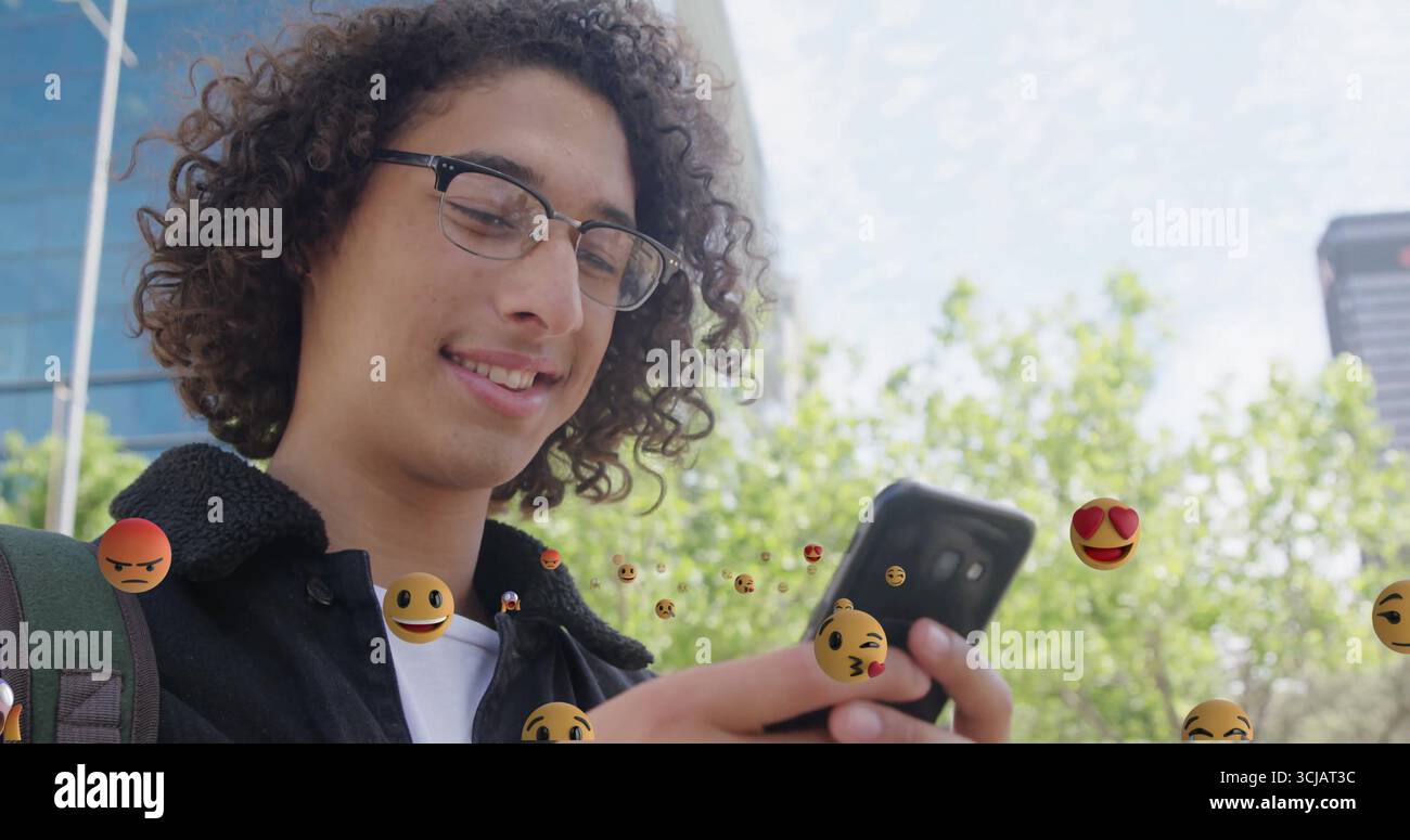 Schüler mit Jacke und Rucksack überprüfen, Smartphone im Park scrollen, Emojis schwimmen, Kopierraum Stockfoto