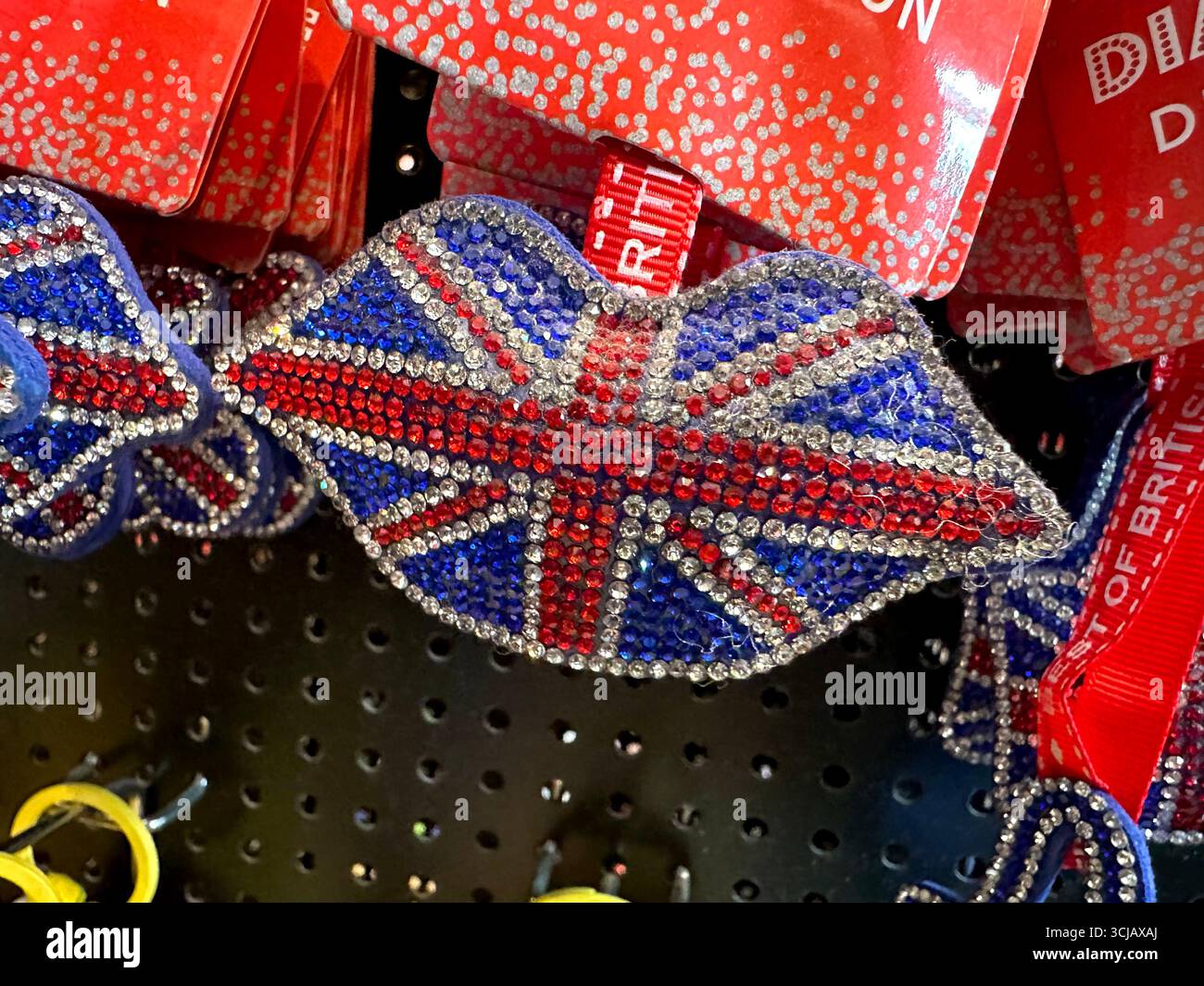 Plastiklippen mit Strasssteinen in Form und Farbe des Union Jack Stockfoto