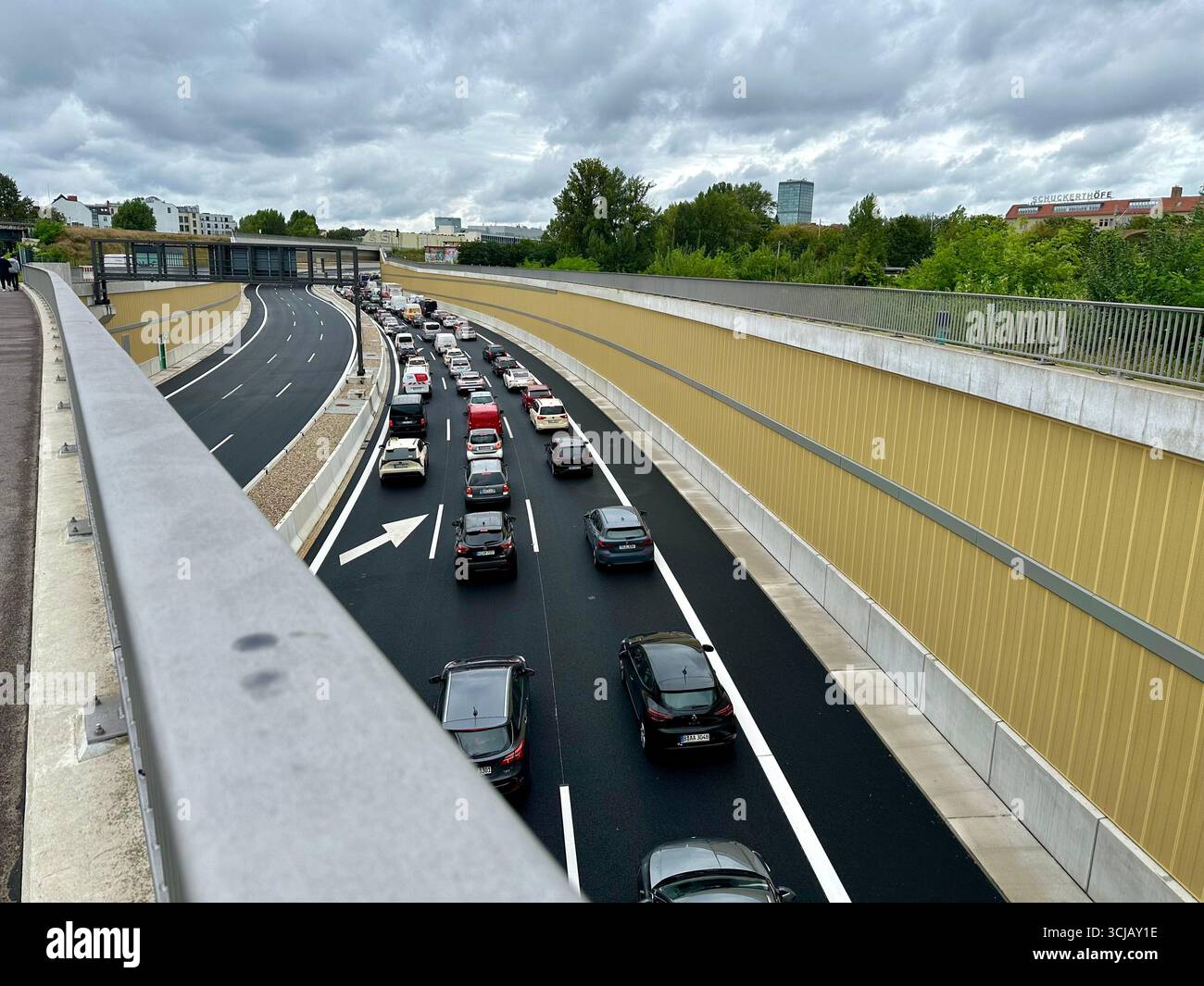 Ein Stau auf dem Neubauabschnitt der Autobahn A100 in Berlin Treptow - Smartphone-aufgenommenes Stockfoto