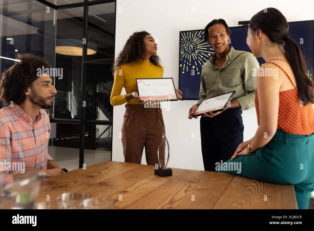 Feiert Erfolge, vielfältiges Business-Team mit Zertifikaten in modernen Büros Stockfoto