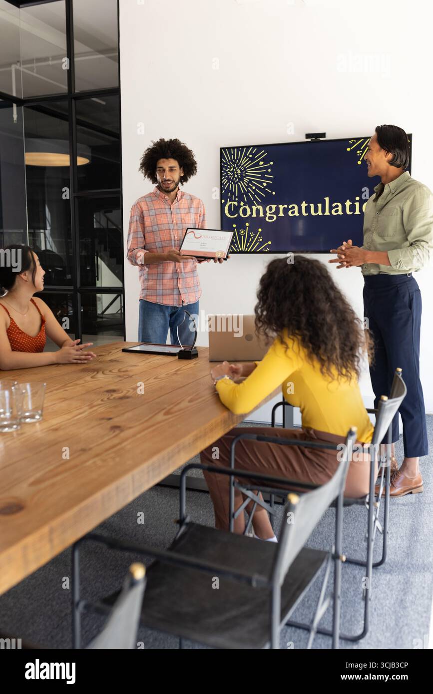 Feiert den Erfolg im Büro, überreicht das Team mit Lächeln und Beifall Auszeichnungen Stockfoto