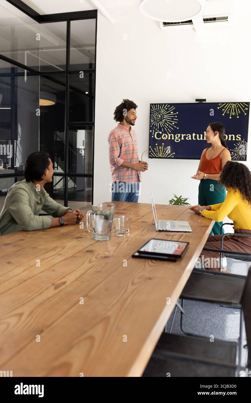 Feiern Sie den Erfolg, diskutieren Sie im Büro mithilfe eines Glückwunschschirms über Erfolge Stockfoto