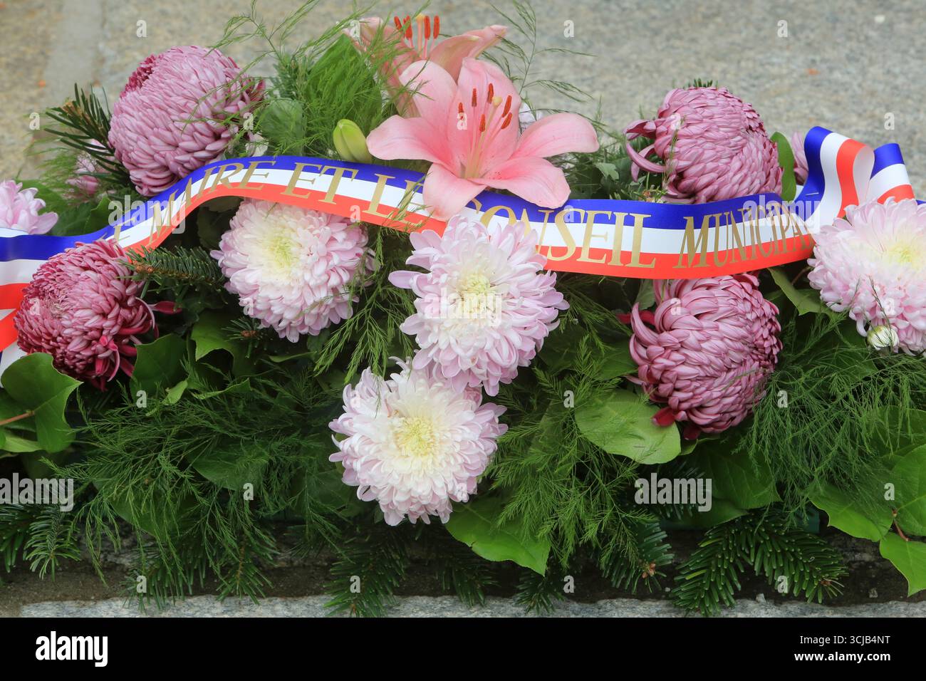 Gerbe de Fleurs. Cérémonie du 11 novembre. Saint-Gervais-les-Bains. Haute-Savoie. Auvergne-Rhône-Alpes. Frankreich. Europa. Stockfoto