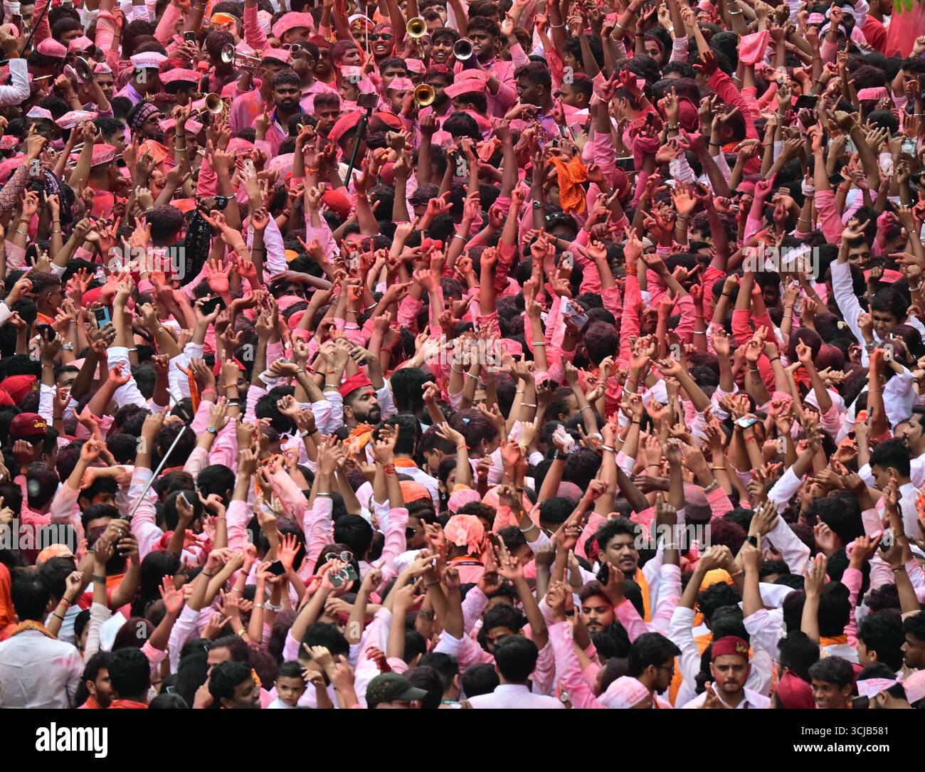 Am letzten Tag des zehntägigen Ganesh Chaturthi Festivals in Mumbai, Indien, taucht ein Idol des hinduistischen Gottes Ganesha auf. Stockfoto