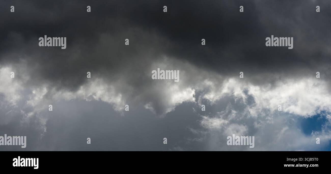 Dunkelgraue Wolken mit kleinem Clearing Stockfoto
