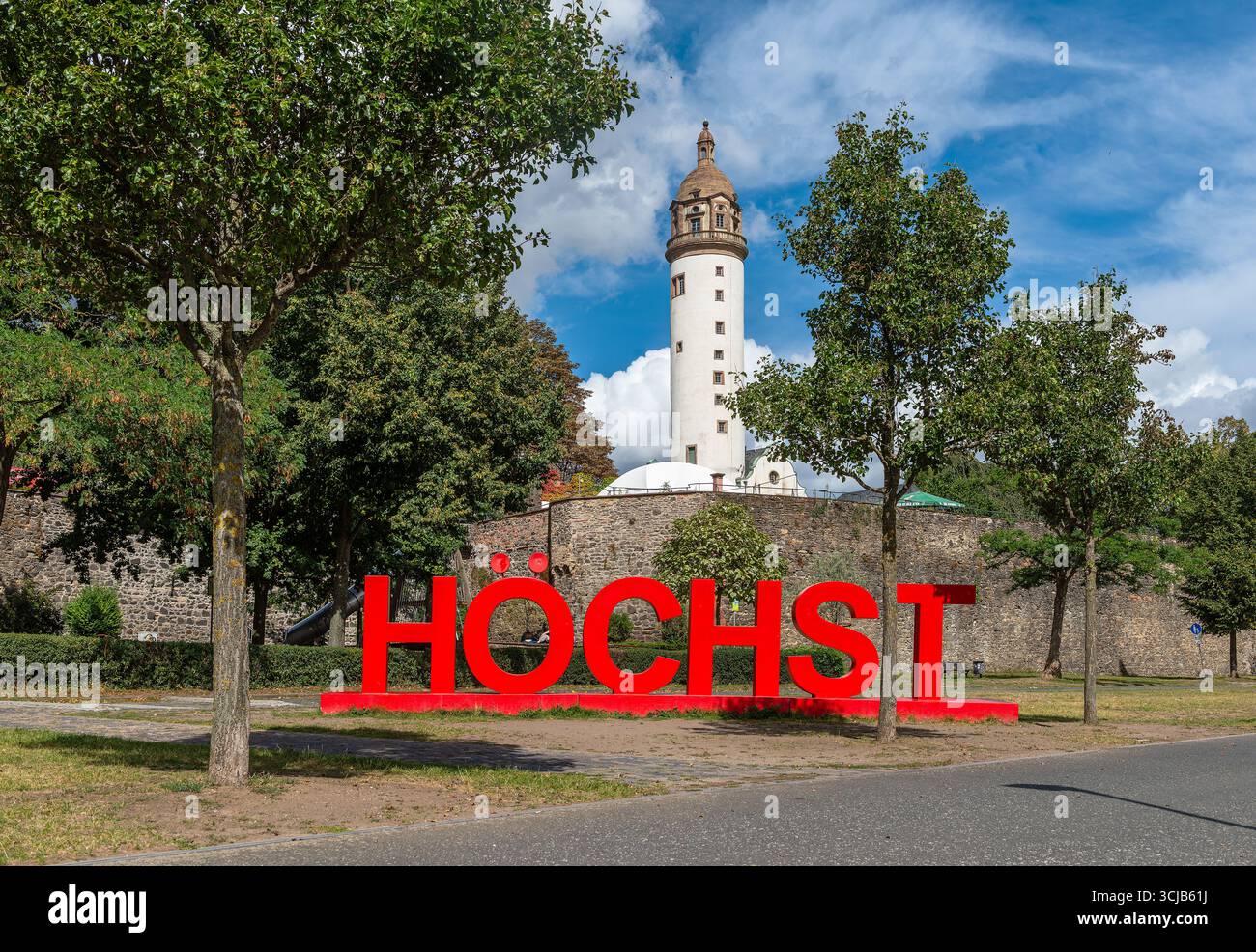 Roter Schriftzug Höchst vor dem Schloss, Frankfurt, Deutschland Stockfoto