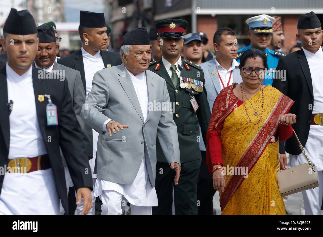 Am 6. September 2025 in Kathmandu, Nepal. Nepals Präsident RAM Chandra Poudel und die First Lady Savita Poudel kommen an, um das Indrajatra-Festival auf dem Gelände des UNESCO-Weltkulturerbes Basantapur Durbar Square während des ersten Tages der Wagenprozession des einwöchigen Indrajatra-Festivals zu beobachten. (Foto: Abhishek Maharjan/SIPA USA) Credit: SIPA USA/Alamy Live News Stockfoto