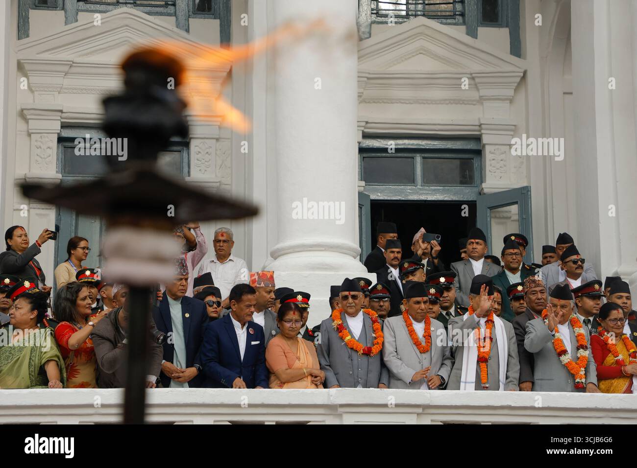 Am 6. September 2025 in Kathmandu, Nepal. Präsident RAM Chandra Poudel (2-R), zusammen mit First Lady Savita Poudel (1-R) und Premierminister KP Sharma Oli (5-R), zusammen mit First Lady Radhika Shakya (6-R), beobachten das Indrajatra Festival auf dem Gelände des UNESCO-Weltkulturerbes Basantapur Durbar Square während des ersten Tages der Wagenprozession des einwöchigen Indrajatra Festivals. (Foto: Abhishek Maharjan/SIPA USA) Credit: SIPA USA/Alamy Live News Stockfoto