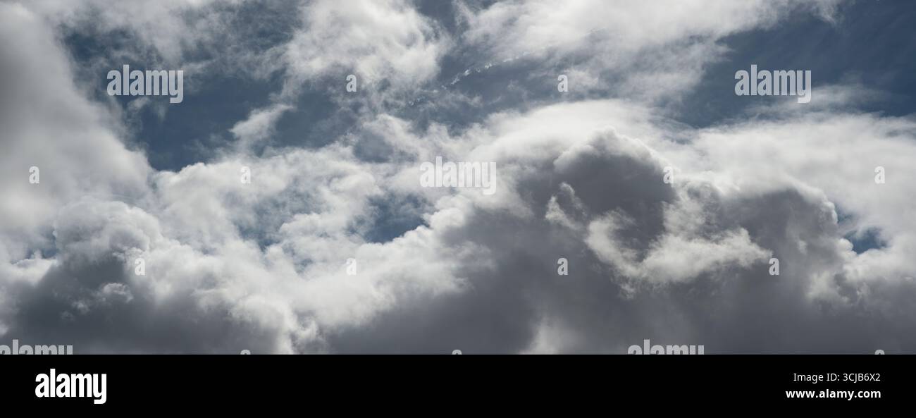 Wolken sammeln im Frühling Stockfoto