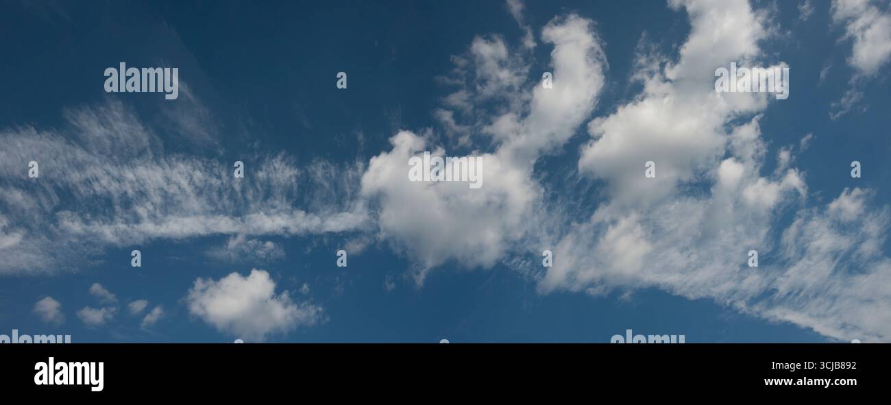 Sprühstoß kleiner weißer Wolken Stockfoto