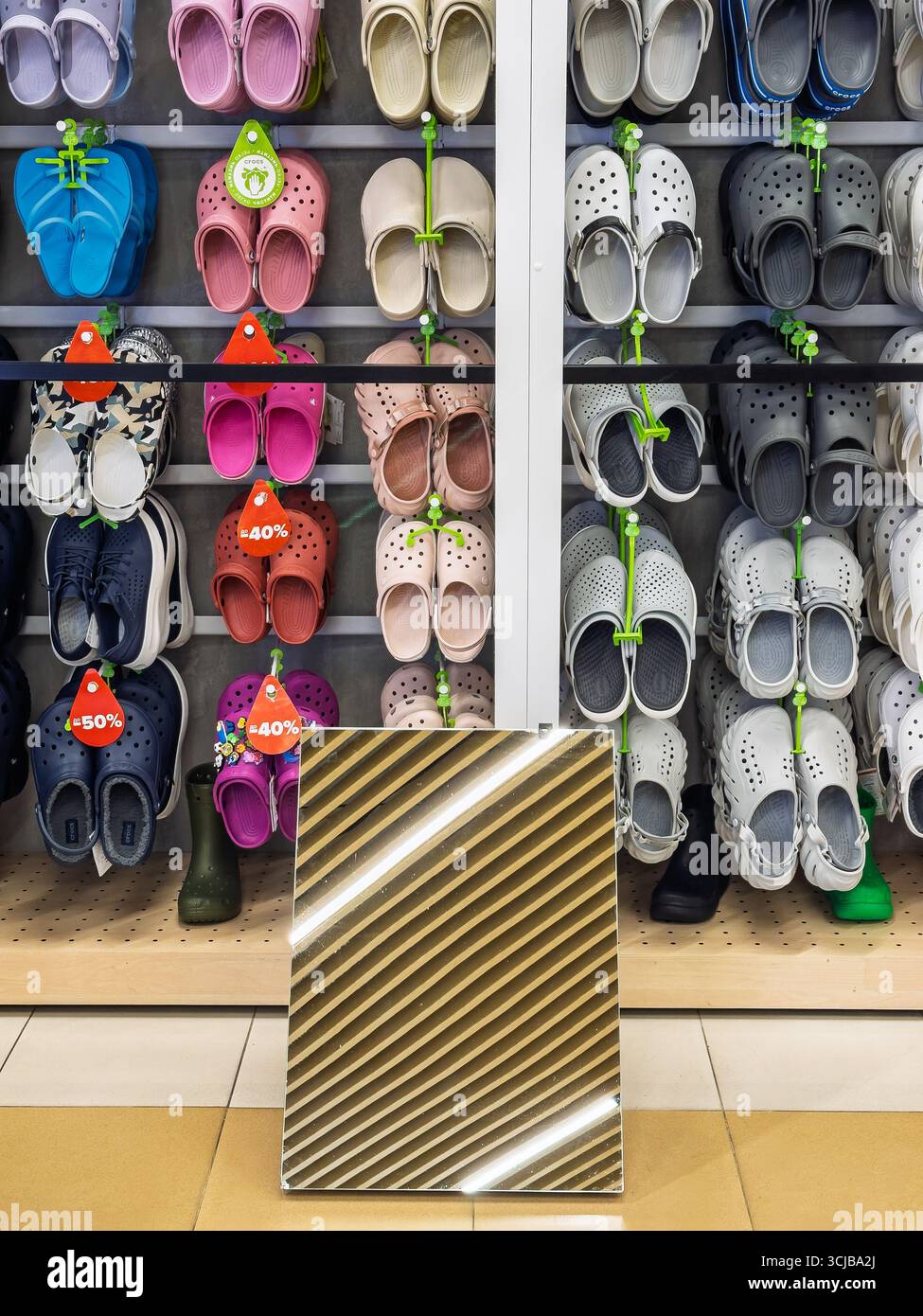 Vinnytsia, Ukraine - 05. September 2025: Leichte wasserdichte Krokodil-Schuhe verschiedene Größen Farben Rabatt Promotion Einzelhandelsschuhe Abschnitt Stockfoto