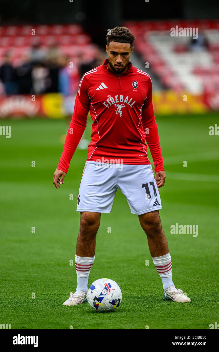 Jay Bird von Salford City FC im warm Up während des Spiels der Sky Bet League 2 zwischen Salford City und Tranmere Rovers im Peninsula Stadium, Salford, am Samstag, den 6. September 2025. (Foto: Ian Charles | MI News) Credit: MI News & Sport /Alamy Live News Stockfoto