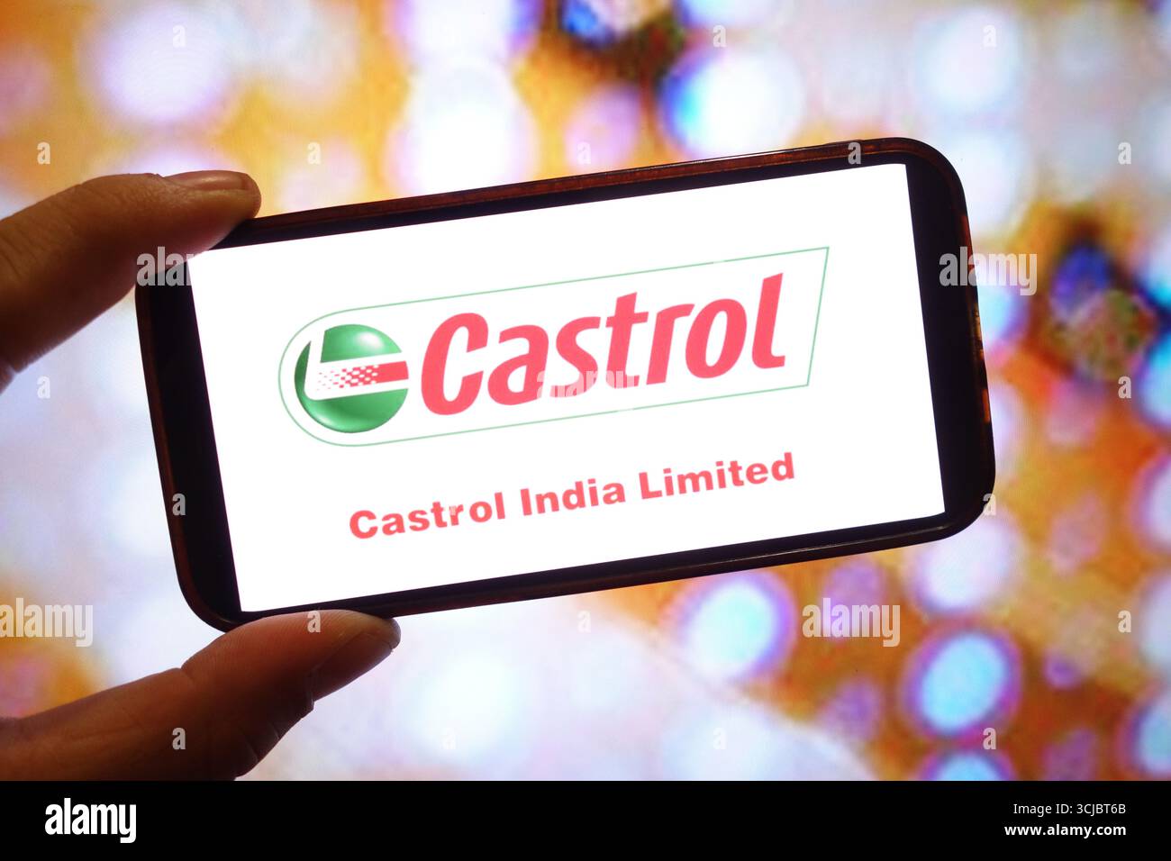 In dieser Fotoabbildung wird ein Logo des Unternehmens Castrol India auf einem Smartphone-Bildschirm angezeigt. Stockfoto