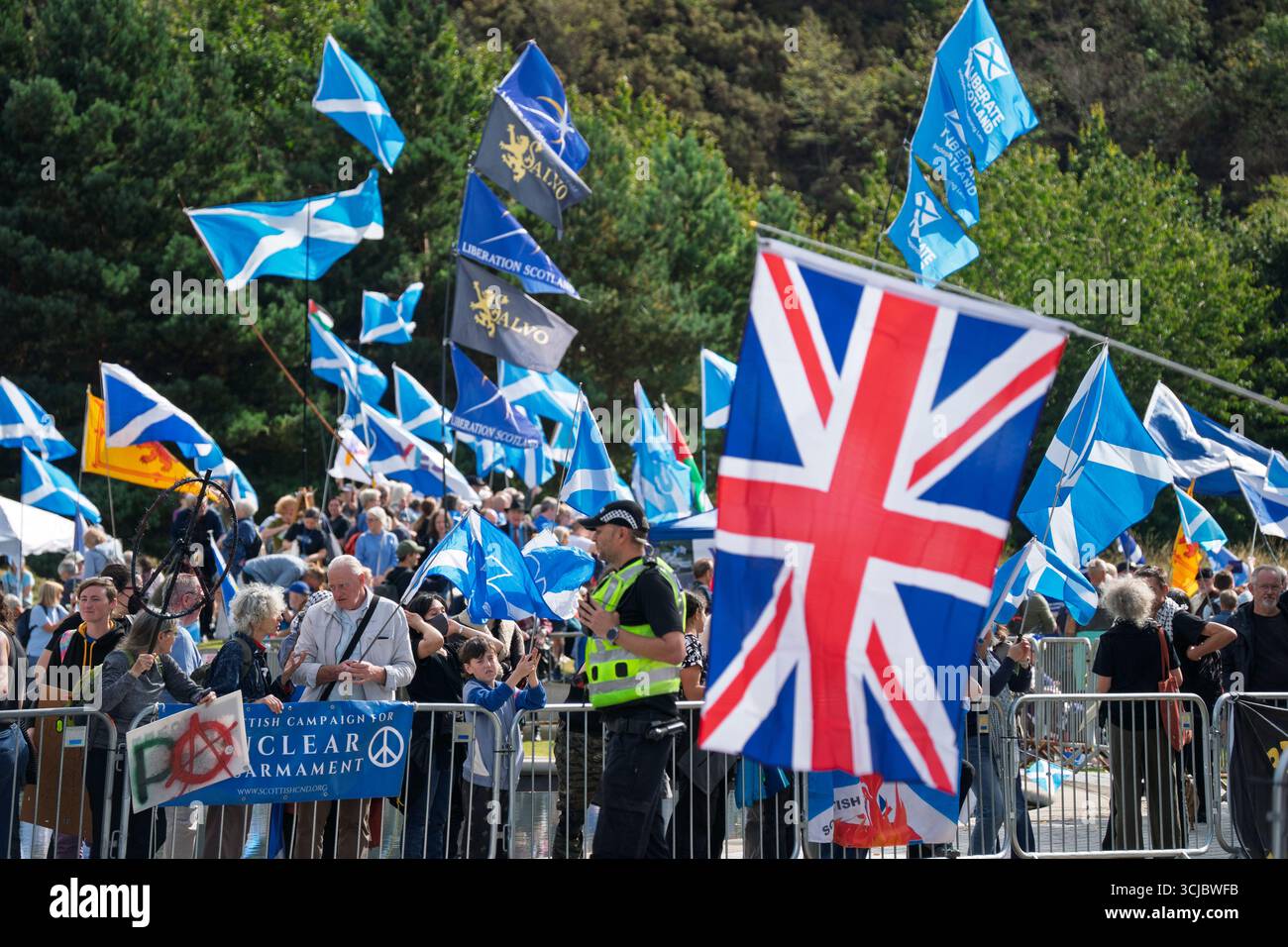 Edinburgh, Schottland, Großbritannien. September 2025. Protest gegen Einwanderung „Nein zur Rechtsextremen“, organisiert von Stand Up to Rassismus im schottischen Parlament in Holyrood. Eine von A Force for Good organisierte Anti-Einwanderungskundgebung „genug ist genug“ fand gegenüber der Pro-Migranten-Kundgebung statt. Iain Masterton/Alamy Live News. Stockfoto