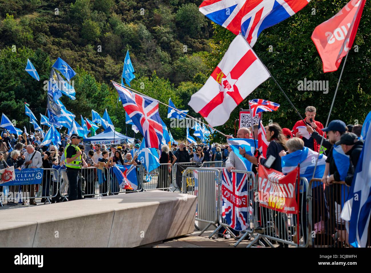 Edinburgh, Schottland, Großbritannien. September 2025. Protest gegen Einwanderung „Nein zur Rechtsextremen“, organisiert von Stand Up to Rassismus im schottischen Parlament in Holyrood. Eine von A Force for Good organisierte Anti-Einwanderungskundgebung „genug ist genug“ fand gegenüber der Pro-Migranten-Kundgebung statt. Iain Masterton/Alamy Live News. Stockfoto