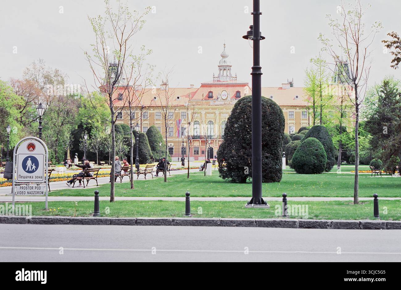 Dekorative und Sicherheitspoller, die entlang der Straßen von Sombor, Serbien, installiert wurden. Das Bild zeigt städtische Straßenmöbel, die zum Schutz von Fußgängern verwendet werden. Stockfoto