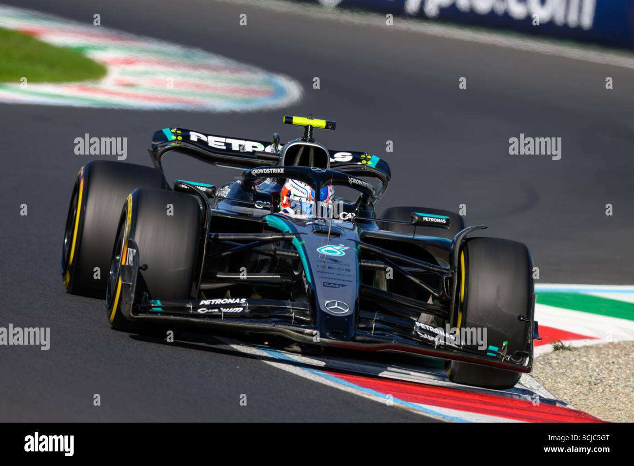 Monza, Italien. September 2025. Kimi ANTONELLI (ITA) fuhr für Mercedes in Runde 10 während der Qualifikationsrunde des PIRELLI GRAN PREMIO D'ITALIA 2025 auf dem Autodromo Nazionale in Monza (Italien), der 16. Runde der FIA F1 Weltmeisterschaft 2025. Der italienische Fahrer belegte den 7. Platz in der Sonntagsaufstellung. Quelle: Riccardo Righetti/Alamy Live News Stockfoto