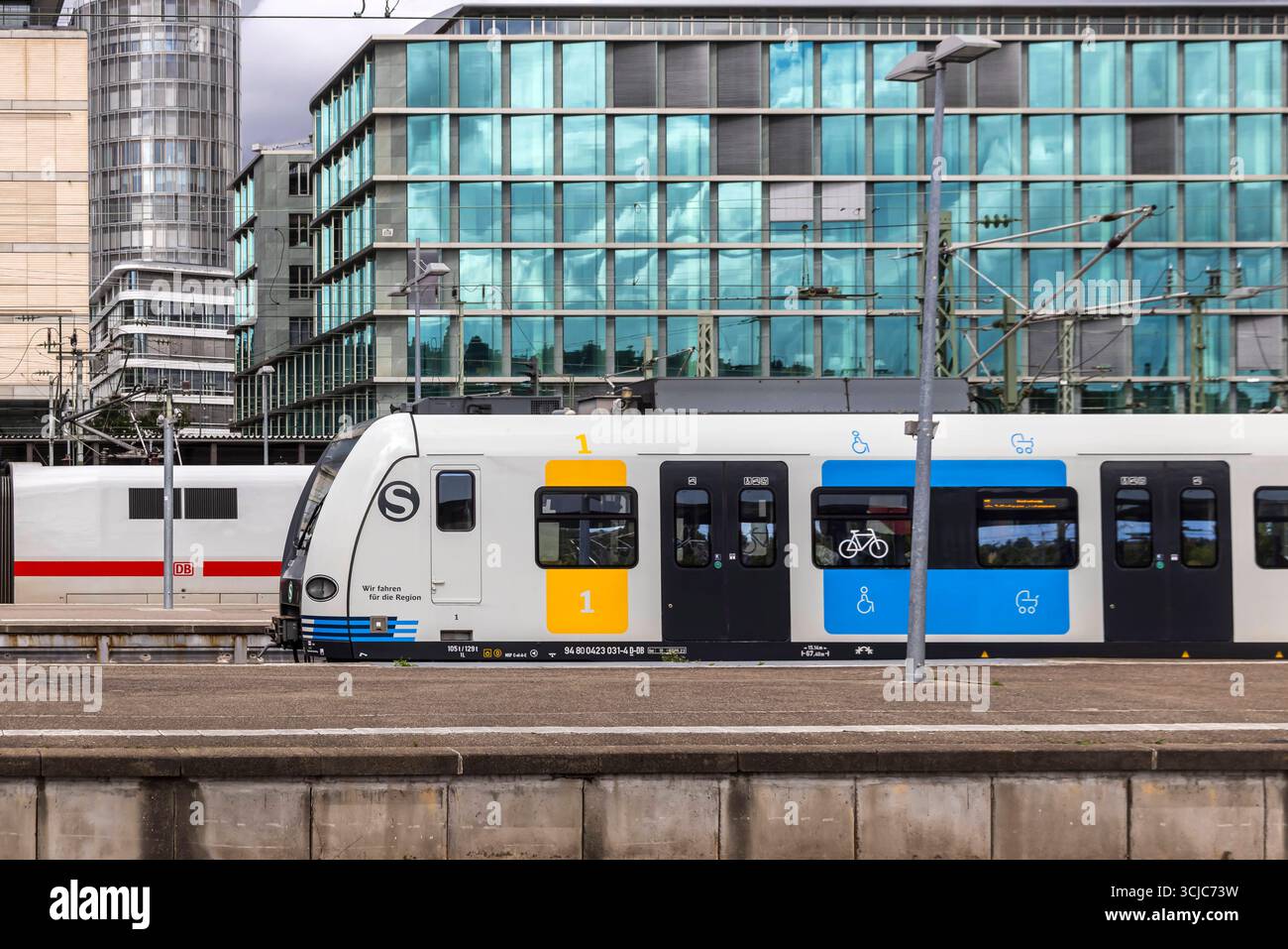 S-Bahn im Hauptbahnhof Stuttgart. // 02.09.2025: Stuttgart, Baden-Württemberg, Deutschland *** S-Bahn am Stuttgarter Hauptbahnhof 02 09 2025 Stuttgart, Baden-Württemberg, Deutschland Stockfoto S-Bahn im Hauptbahnhof Stuttgart. // 02.09.2025: Stuttgart, Baden-Württemberg, Deutschland *** S-Bahn am Stuttgarter Hauptbahnhof 02 09 2025 Stuttgart, Baden-Württemberg, Deutschland Stockfoto
